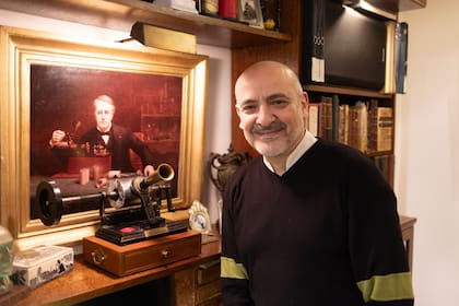 Reliquias de la colección de Elías: un fonógrafo Edison, de 1878, junto al retrato del célebre inventor