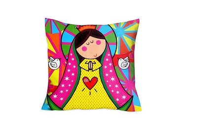 Relleno de vellón siliconado, con funda desmontable de friselina y estampa por sublimación. Mide 40x40cm ($225, Decoring Casa)