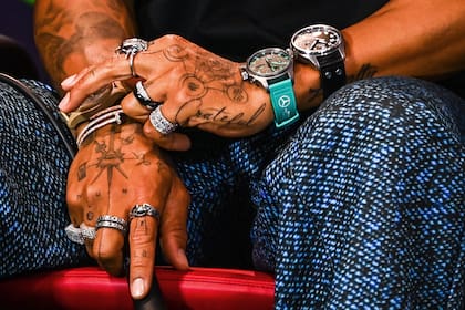 Relojes, anillos, pulseras, aros y piercings, la batería de joyas que luce Lewis Hamilton hace años y, sostiene, ya no puede quitarse en muchos casos