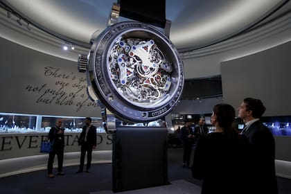 El lunes abrió sus puertas el 28vo Salón de Ginebra, donde los relojeros suizos muestran sus diseños tradicionales, opuestos a las propuestas de los relojes inteligentes