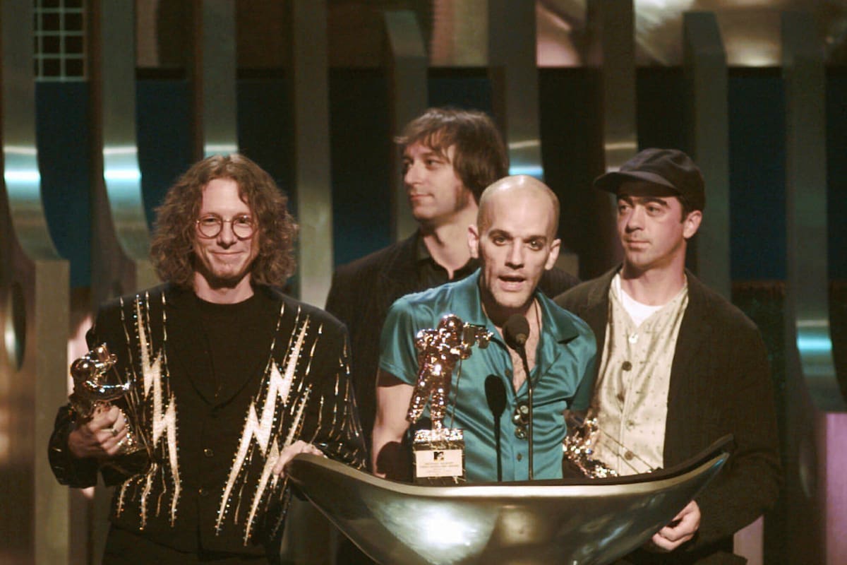 REM en 1995, al obtener un premio en los MTV Video Music Awards de ese año