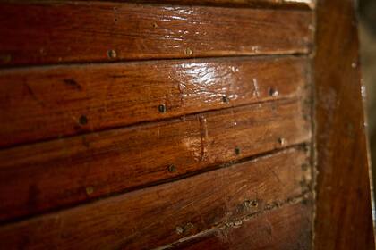 Remaches de cobre originales en botes centenarios del Club Regatas La Marina. Construidos en cedro y ensamblados con técnicas artesanales que ya no se utilizan, su conservación es cada vez más difícil por la falta de materiales y de oficios especializados