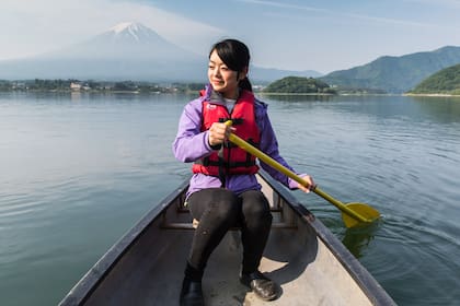 Remada matinal por el lago Kawaguchi, de espaldas al volcán.