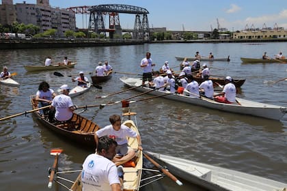 Remada por el Riachuelo.