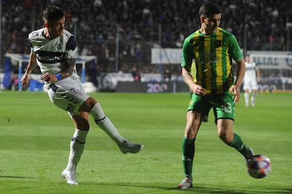 Remata Matías Miranda y la pelota supera a Santiago Laquidaín; el 0-0 entre Gimnasia y Aldosivi por la Liga Profesional fue merecido.