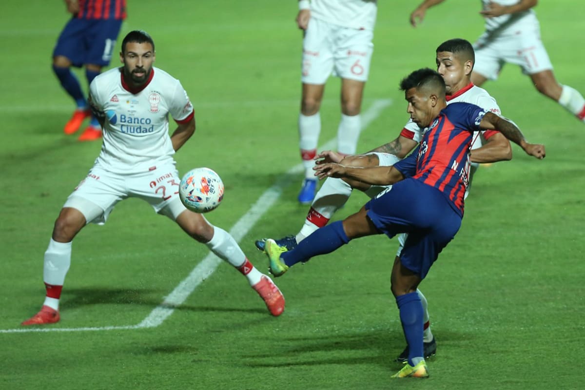 Remata Nicolás "Uvita" Fernández, uno de los que recobraron la titularidad en el clásico; cubre el arco de Huracán el colombiano José Moya.