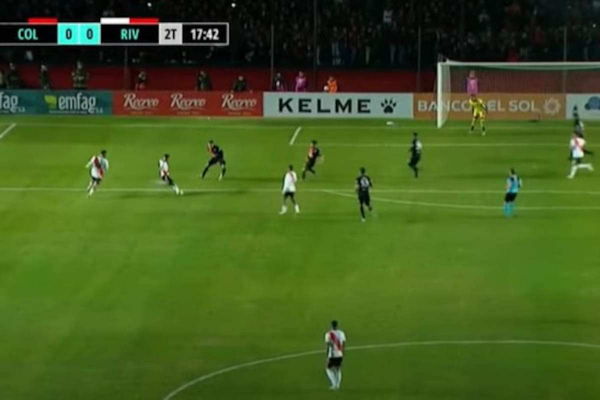 Remate de Barco desde afuera del área que controla Burian, arquero de Colón