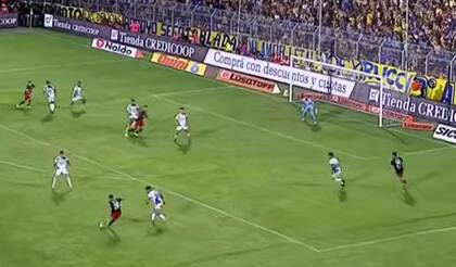 Remate de Juanfer desde afuera y Ledesma manda la pelota al córner; ahí, por el centro, el 10 desequilibra más