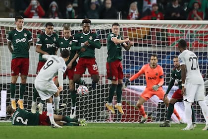 Remate de Lewandowski que no prospera; el delantero polaco no pudo convertir