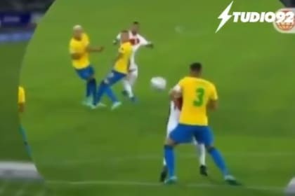 Remate desde afuera del área y la pelota da en el codo de Thiago Silva (Brasil), pero el árbitro Roberto Tobar no cobró penal para Perú ni lo fue a revisar en el VAR