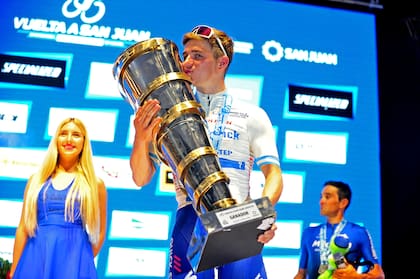 Remco Evenepoel y el trofeo tras conquistar la Vuelta de San Juan