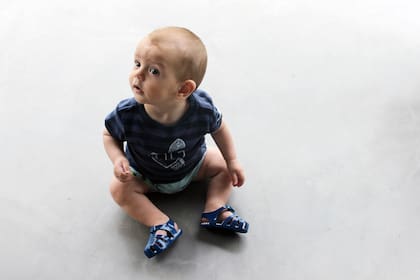 Remera azul $480 y traje de baño de varón $725 de Pepa y Limón / Sandalias azules $319 de Cheeky