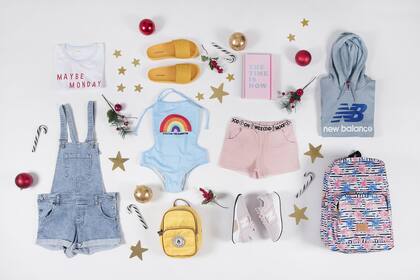 Remera, jardine480 y $1790), flats (Hush Puppies, $1690), traje de baño (Teenitas, $1319), minimochila (Legión Extranjera, $2290), agenda (Como quieres que te quiera, $, $520), short (Teenitas, $ 649), zapatillas, buzo (New Balance, $2499 y $1699) y mochila (Como quieres que te quiera, $1079)