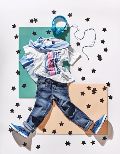 Remera de algodón (Mimo Co), jeans (Levi’s), suéter celeste (Paula Cahen d’Anvers), zapatillas azules (Kickers)