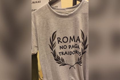 Remera de merchandising que se vendía en el acto de La Derecha Fest en Córdoba, el 22 de julio de 2025