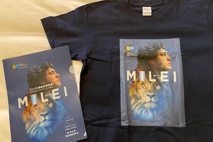 Remeras, stickers y accesorio de celulares en la presentación de la biografía de Javier Milei en Tokio