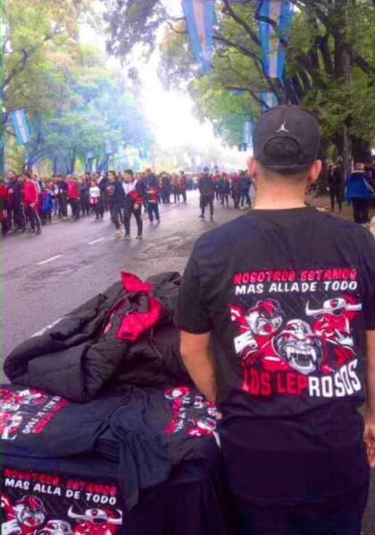 Remeras y merchandising de Los Monos en el partido homenaje a Maxi Rodríguez