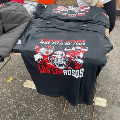 Remeras y merchandising de Los Monos en el partido homenaje a Maxi Rodríguez