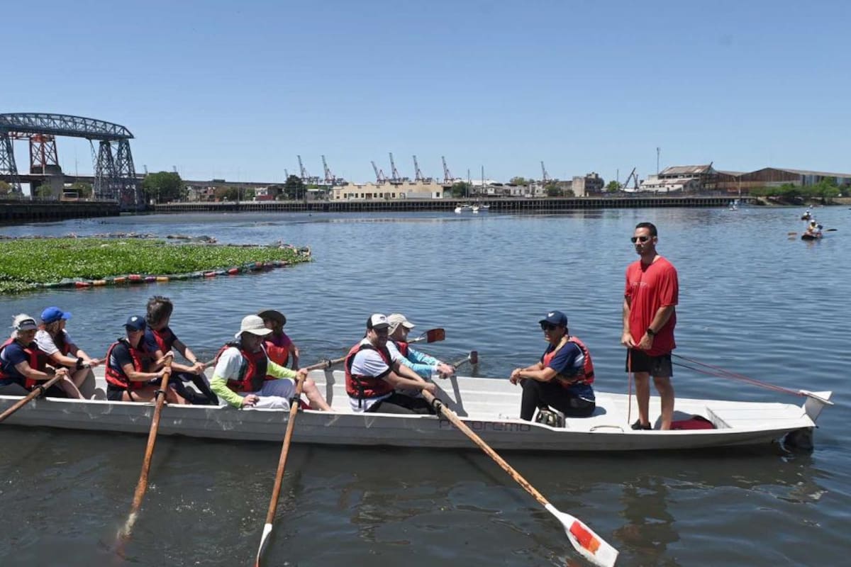 Remeros que apuestan a la salud y el deporte en un Riachuelo que urge recuperar