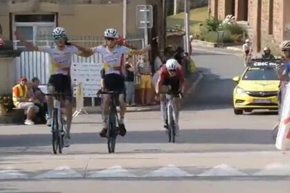 Remi Arsac y Charly Merle festejaban su triunfo en la carrera Junior francesa de Saint-Symphorien-sur-Coise, pero Simon Ruet se aprovechó del descuido