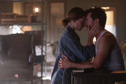 Reminiscencia: buen intento de noir futurista que se sostiene en la solvencia de sus actores y en el laberinto que traza su trama