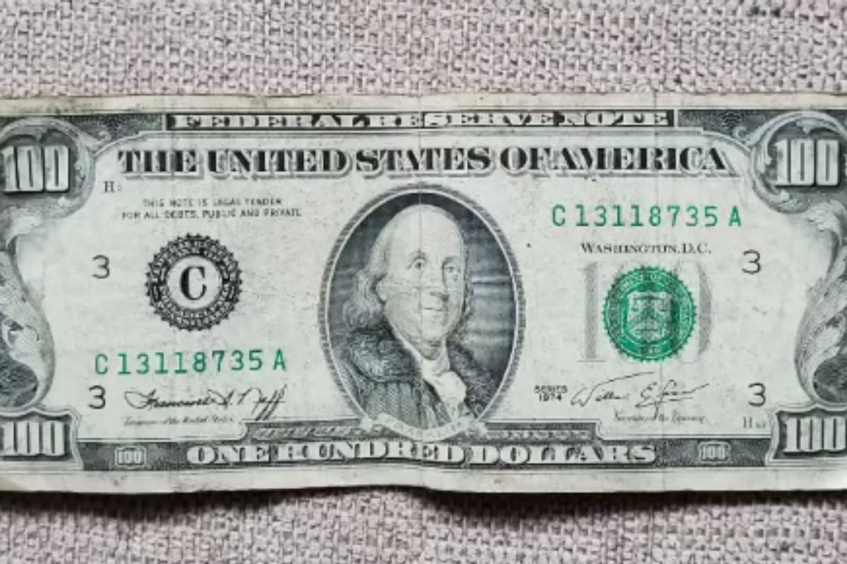 Remodelaba su casa y encontró un billete de US$100 de 1974 que podría tener un valor más elevado
