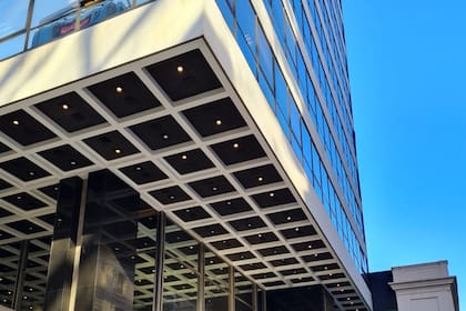 Remodelaron por completo el icónico edificio de 16 pisos del Banco Santander, ubicado en el microcentro