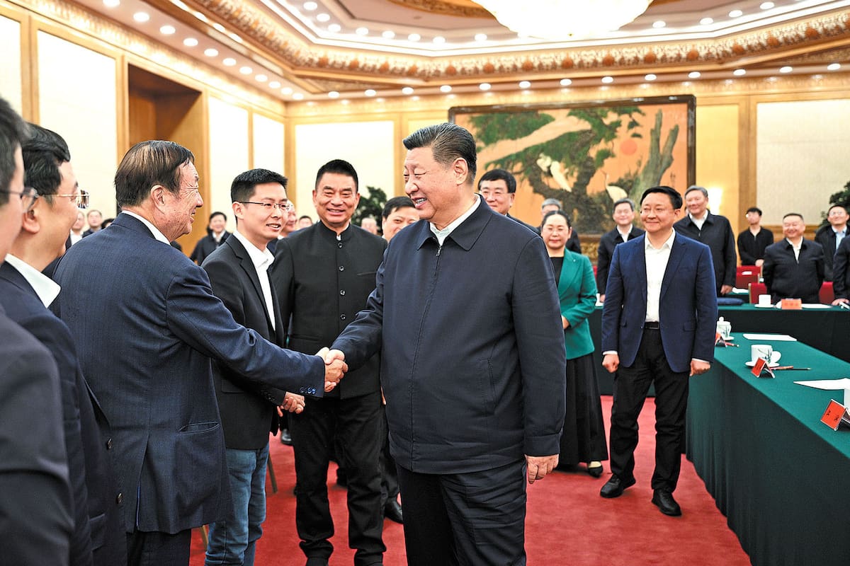 Ren Zhengfei, fundador de Huawei, estrecha la mano de Xi Jinping