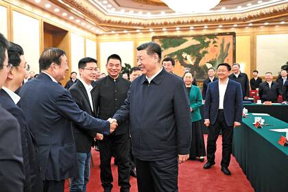 Ren Zhengfei, fundador de Huawei, estrecha la mano de Xi Jinping