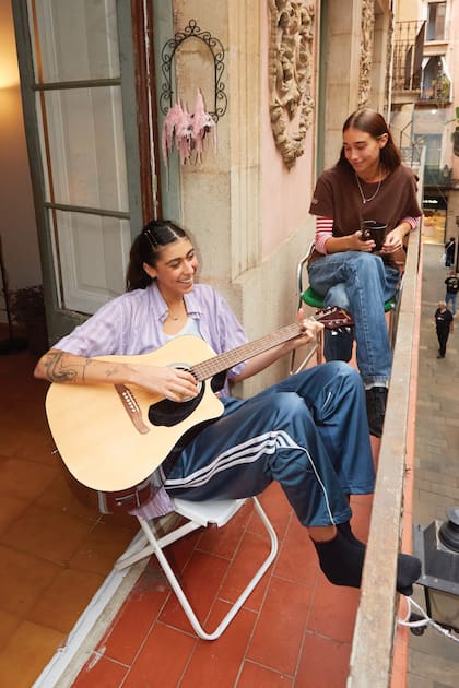 Renata y su novia, la diseñadora gráfica y modelo argentina, Ana Rivera, posan en el balcón de su departamento ubicado en el Barrio Gótico de Barcelona.