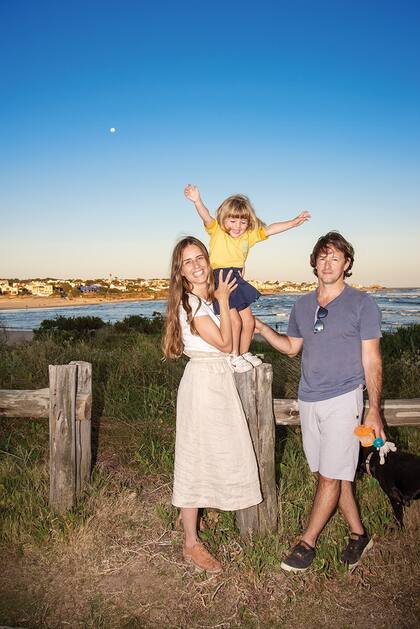 Renata Zenteno Queiroz y su marido Germán Zeinsteger ahora disfrutan junto a su hija de los atardeceres en La Barra