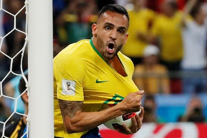 Renato Augusto, con la camiseta del seleccionado brasileño; el mediocampista ofensivo dejó el fútbol chino para jugar en Corinthians junto a otro trotamundos: Giuliano, ex Inter de Porto Alegre.