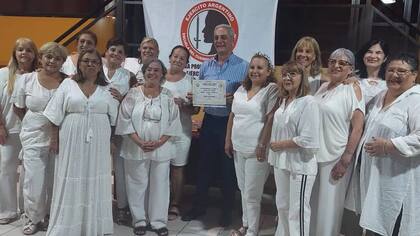 Renato junto a varias enfermeras