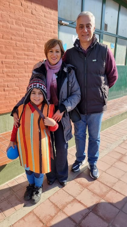 Renato Ruiz y Bibiana Policelli y su hasta ahora único nieto, Joaquín, tomada en el acto escolar por el 9 de julio último.