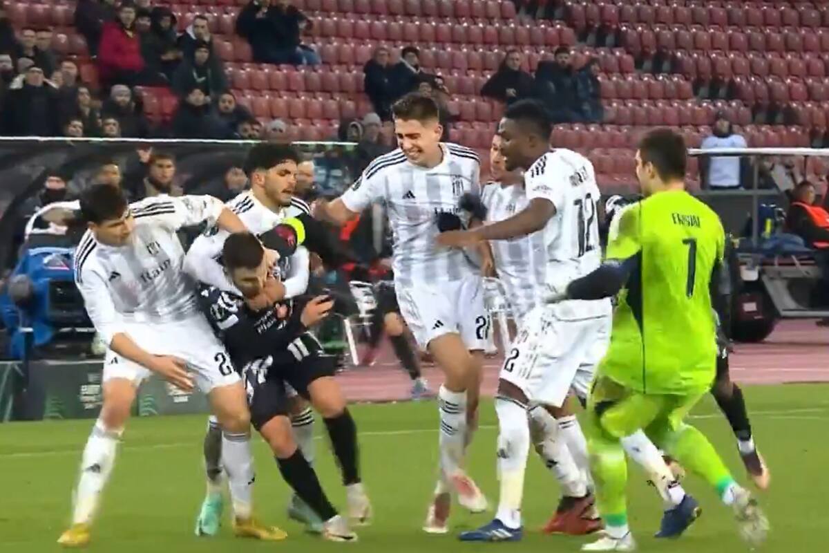 Renato Steffen queda sujetado por dos rivales, tras los empujones y las patadas con Alex Oxlade-Chamberlain, al que también intentar controlar sus compañeros de Besiktas