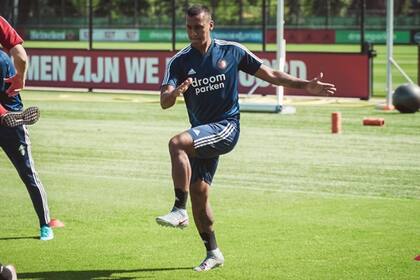Renato Tapia juega en Feyenoord, de Holanda, aunque tiene poca continuidad.