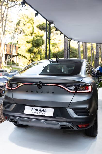 Renault Arkana Hybrid E-Tech ofrece una completa gama de tecnologías de seguridad, destacando 20 asistencias a la conducción (ADAS), un diseño crossover SUV coupé, interior premium con inspiración deportiva y un motor E-tech mild hybrid.