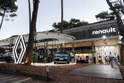 Renault Summer Experience desembarcó por cuarta vez en Cariló con una plataforma de entretenimiento e interacción, test-drives y beneficios para clientes. También en Pinamar la marca estuvo presente con Renault Care Service.