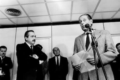 Favaloro junto a Raúl Alfonsín. El médico integró por seis meses la Conadep