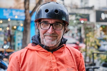 René Facio, de 53 años, suele trabajar cuando juega la selección