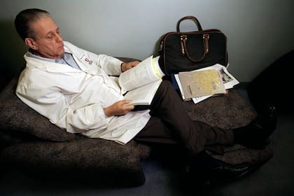 René Favaloro con el delantal blanco y el logo de su fundación