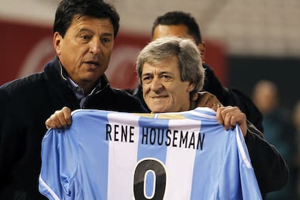 René Houseman en un homenaje, junto a Daniel Passarella