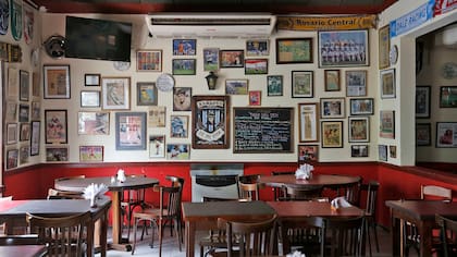 El restaurante es un tradicional bodegón de pizzas y empanadas fundado en 1963 por los futbolistas René Pontoni y Mario Boyé