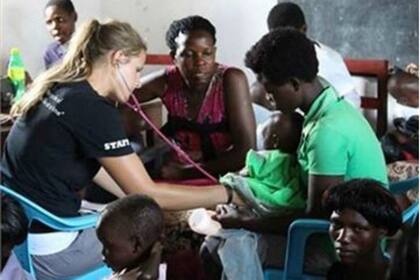 Renee Bach está acusada de realizar procedimientos médicos sin tener el título