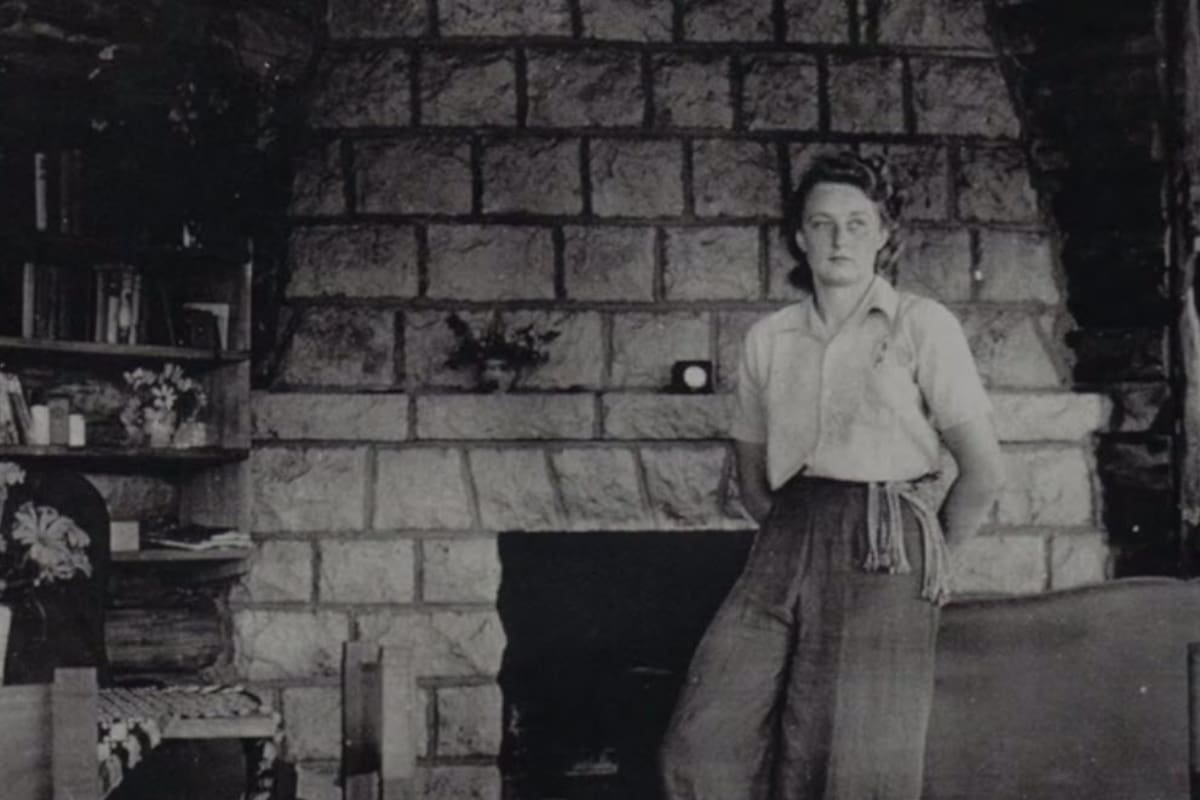 Renée Dickinson en el hogar de la casa de té que construyó en San Martín de los Andes.