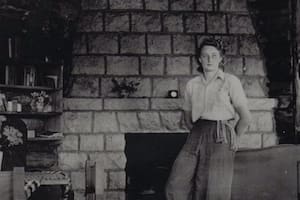Renée Dickinson en el hogar de la casa de té que construyó en San Martín de los Andes.