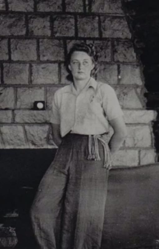 Renée Dickinson en el hogar de la casa de té que construyó en San Martín de los Andes.