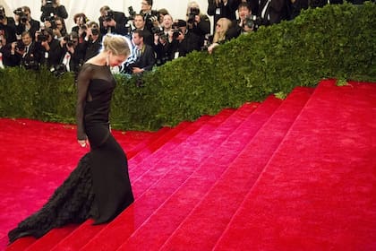 Renee Zellweger ingresa a la gala benéfica del Instituto del Traje, en el Museo Metropolitano de Arte, cuyo presidente honorífico del encuentro fue Jeff Bezos, CEO de Amazon