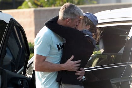 Renée Zellweger y Ant Anstead, en un beso romántico en el condado de Orange, California; la actriz fue vista asistiendo al partido de fútbol de su novio para apoyarlo