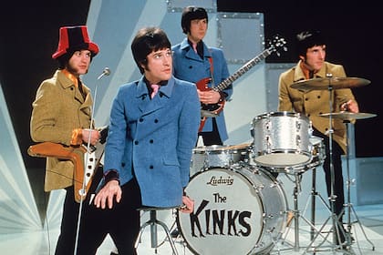 Renegados de garaje, excéntricos de la sutileza, guerreros de estadios y más: todas las caras de los Kinks, una de las bandas de rock más extrañas de la historia
